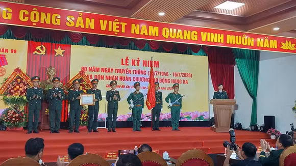 Công ty 98 tổ chức Lễ kỷ niệm 80 năm Ngày truyền thống (16/7/1946 - 16/7/2026), khánh thành trụ sở Lữ đoàn và đón nhận Huân chương Lao động hạng Ba. Ảnh: Ngọc Tuấn