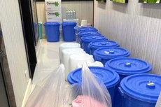 Hình ảnh các thùng nước mà bà Loan đã chuyển lên trong thời gian bị cắt. Nguồn ảnh: Báo Tuổi Trẻ