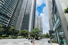 Trái ngược với sự sôi động ở nhóm cao cấp, phân khúc nhà ở hạng C và nhà ở xã hội vẫn gần như “đóng băng”. Ảnh: Internet