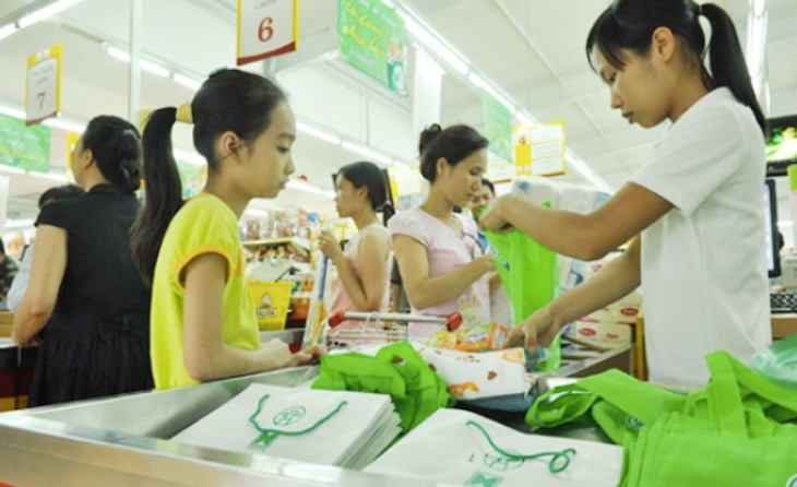 Túi thân thiện với môi trường (túi giấy trắng hoặc túi vải xanh) phát miễn phí tại một hệ thống siêu thị trên địa bàn Thủ đô 03-4.jpg