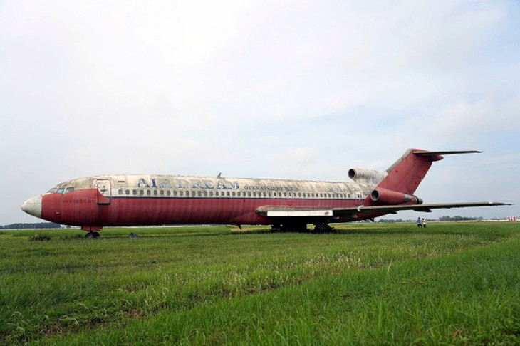 Máy bay Boeing 727-200 của hãng hàng không Campuchia bị bỏ lại sân bay Nội Bài 03-3.jpg