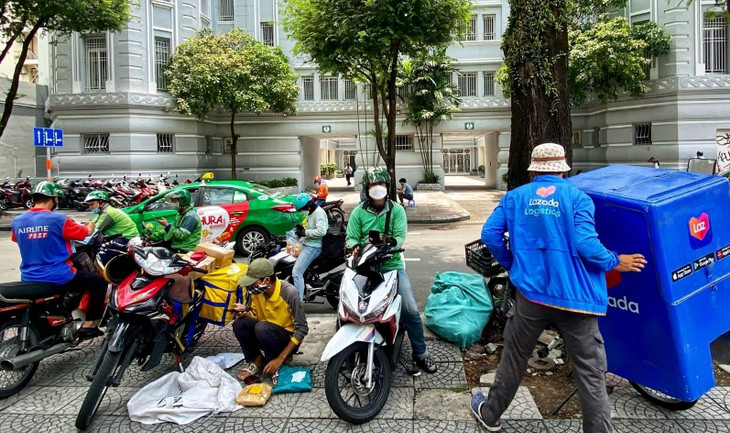Cảnh shipper vây kín các tòa nhà văn phòng, chung cư để giao hàng trở nên phổ biến khi doanh số bán hàng trên các sàn TMĐT ngày một tăng 05-6.jpg