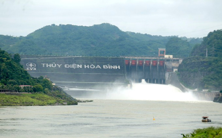 Thủy điện Hòa Bình mở cửa xả 04-5.jpg