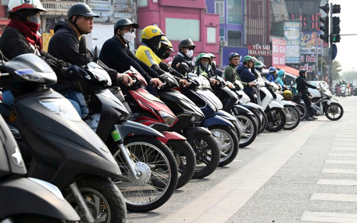 Xe máy dừng đèn đỏ tại khu vực ngã 5 Ô Chợ Dừa, khu vực giáp ranh vành đai 1 và vành đai 2 01-3.jpg