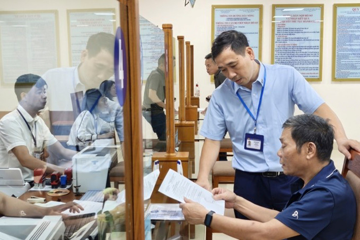 Công chức Trung tâm Phục vụ hành chính công thành phố Hà Nội chi nhánh số 3 hướng dẫn người dân sử dụng dịch vụ công 04-3.jpg