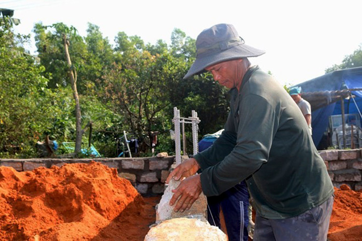 Người dân góp công xây dựng nhà mới cho các hộ gia đình khó khăn 05-6.jpg