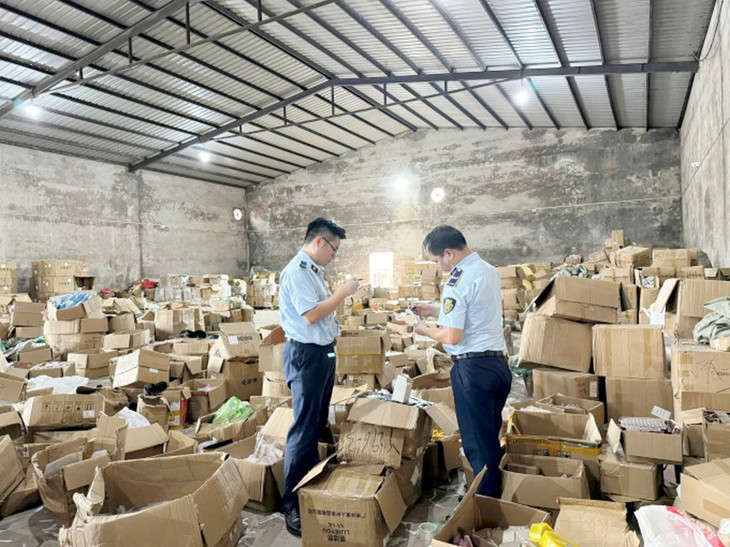 Quản lý thị trường kiểm tra hàng hóa ở kho hàng tại Móng Cái. 03-8.jpg