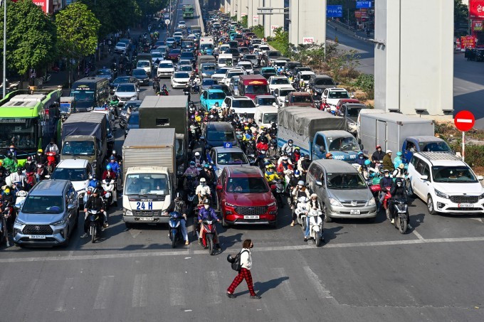 Các phương tiện dừng chờ đèn tín hiệu đèn giao thông tại Hà Nội 04-1.jpg