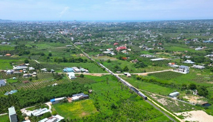 Phường Bình Thuận (Lâm Đồng) nơi dự kiến có dự án đường sắt cao tốc đi qua, trong ảnh là tuyến đường sắt hiện hữu nối từ ga Mương Mán về ga Phan Thiết 03-4.jpg