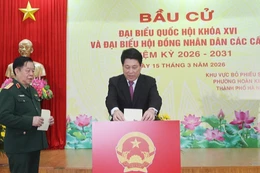 Chủ tịch nước Lương Cường bỏ phiếu bầu cử tại khu vực bỏ phiếu số 26, phường Hoàn Kiếm, thành phố Hà Nội - Ảnh: TTXVN