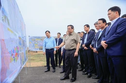 Thủ tướng kiểm tra thực địa tình hình thực hiện dự án Tuyến đường kết nối sân bay Gia Bình với Thủ đô Hà Nội; dự án Đầu tư xây dựng đường Vành đai 4 - Vùng Thủ đô Hà Nội (đoạn qua địa phận tỉnh Bắc Ninh) - Ảnh: VGP/Nhật Bắc