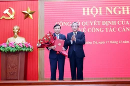 Đồng chí Hoàng Đăng Quang, Phó Trưởng Ban Thường trực Ban Tổ chức Trung ương trao quyết định cho đồng chí Lê Hồng Vinh - Ảnh: VGP/TP