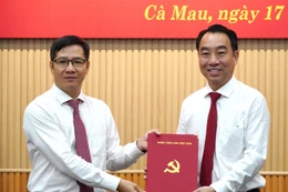 Ông Nguyễn Thành Tâm, Phó trưởng Ban Tổ chức Trung ương trao quyết định điều động, bổ nhiệm cho ông Lữ Quang Ngời. Ảnh: T.T