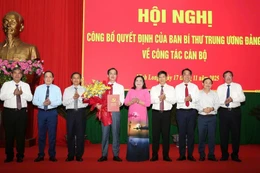 Các đồng chí lãnh đạo chúc mừng tân Phó Bí thư Tỉnh ủy Vĩnh Long Trần Trí Quang - Ảnh: VGP/LS