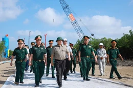 Thủ tướng Chính phủ Phạm Minh Chính kiểm tra tiến độ thi công tuyến giao thông ra đảo Hòn Khoai và Cảng tổng hợp lưỡng dụng Hòn Khoai - Ảnh: TTXVN