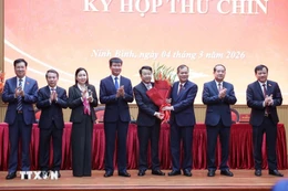 Thường trực Tỉnh ủy và HĐND tặng hoa chúc mừng Chủ tịch UBND tỉnh Ninh Bình Nguyễn Thanh Bình - Ảnh: TTXVN