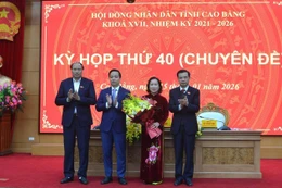 Lãnh đạo HĐND, UBND tỉnh Cao Bằng chúc mừng tân Phó Chủ tịch UBND tỉnh Hà Nhật Lệ.