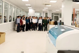 Phó Thủ tướng kiểm tra một phòng xét nghiệm tại Cơ sở 2 Bệnh viện Bạch Mai - Ảnh: VGP/Đức Tuân
