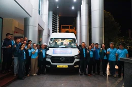 5 giờ sáng, đoàn xe cứu trợ của BSR với dòng chữ “Hướng về đồng bào lũ lụt miền Trung – Tây Nguyên” xuất phát đến các điểm chịu ảnh hưởng nặng nề do thiên tai tại tỉnh Đắk Lắk.