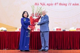 Đồng chí Đỗ Văn Chiến, Ủy viên Bộ Chính trị, Phó Bí thư Thường trực Đảng ủy Quốc hội, nguyên Bí thư Đảng ủy MTTQ, các đoàn thể Trung ương, nguyên Chủ tịch Ủy ban Trung ương MTTQ Việt Nam tặng hoa chúc mừng bà Bùi Thị Minh Hoài, Ủy viên Bộ Chính trị, Bí thư Trung ương Đảng, Chủ tịch Ủy ban Trung ương MTTQ Việt Nam - Ảnh: VGP/Toàn Thắng