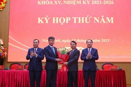 Thường trực Tỉnh ủy Ninh Bình tặng hoa chúc mừng tân Chủ tịch Ủy ban Nhân dân tỉnh Trần Huy Tuấn. (Ảnh: Công Luật/TTXVN)