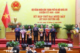 Bí thư Thành ủy Hà Nội Nguyễn Duy Ngọc và Phó Bí thư Thường trực Thành ủy Hà Nội Nguyễn Văn Phong chúc mừng các đồng chí được điều động, phân công nhiệm vụ mới. (Ảnh: Văn Điệp/TTXVN)