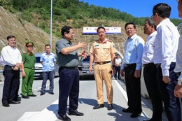 Thủ tướng kiểm tra Dự án thành phần đoạn Quảng Ngãi - Hoài Nhơn và Hoài Nhơn - Quy Nhơn - Ảnh: VGP/Nhật Bắc