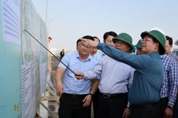 Phó Thủ tướng Hồ Quốc Dũng kiểm tra tình hình triển khai Dự án đầu tư xây dựng đường bộ cao tốc Khánh Hòa - Buôn Ma Thuột - Ảnh: VGP/Gia Huy