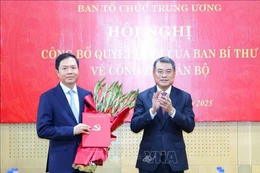 Đồng chí Lê Minh Hưng, Uỷ viên Bộ Chính trị, Bí thư Trung ương Đảng, Trưởng Ban Tổ chức Trung ương trao Quyết định của Ban Bí thư cho đồng chí Trịnh Mạnh Linh - Ảnh: Phương Hoa/TTXVN