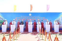 Phó Thủ tướng Bùi Thanh Sơn và các đại biểu thực hiện nghi thức khởi động Dự án thành phần 1: Di dân tái định cư, giải phóng mặt bằng Nhà máy điện hạt nhân Ninh Thuận 1 - Ảnh: VGP/Hải Minh