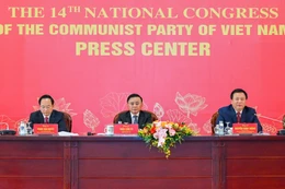 Đồng chí Nguyễn Xuân Thắng - Ủy viên Bộ Chính trị, Giám đốc Học viện Chính trị quốc gia Hồ Chí Minh, Chủ tịch Hội đồng Lý luận Trung ương (ngoài cùng bên phải) thông tin về những điểm mới của Đại hội XIV. (Ảnh: Duy Linh)