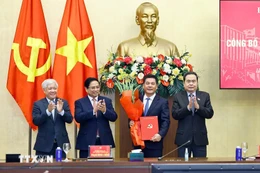 Thủ tướng Phạm Minh Chính và Chủ tịch Quốc hội Trần Thanh Mẫn trao Quyết định và tặng hoa đồng chí Nguyễn Hồng Diên, Ủy viên Trung ương Đảng, Ủy viên Ban Thường vụ Đảng ủy Quốc hội, Phó Bí thư chuyên trách Đảng ủy Quốc hội. (Ảnh: Doãn Tấn/TTXVN)