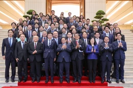 Thủ tướng chụp ảnh lưu niệm tại buổi đối thoại - Ảnh: VGP/Nhật Bắc