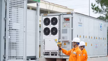 Các hệ thống BESS hỗ trợ san tải, giảm áp lực lên lưới điện trong giờ cao điểm. (Ảnh: EVNNPC)