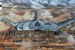 Giữa đại công trường nắng gió, hình hài đóa sen cách điệu, biểu tượng của nhà ga hành khách sân bay Long Thành đang dần hoàn thiện. Ảnh: Phục Hưng Holdings