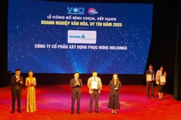 Ông Đặng Trọng Đức - Tổng giám đốc Phục Hưng Holdings nhận giải thưởng Doanh nghiệp Văn hóa, Uy tín năm 2025