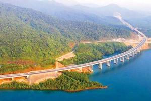 Cùng với thể chế và chuyển đổi số, nguồn nhân lực, đầu tư phát triển hạ tầng tiếp tục được xác định là một trong những trụ cột để thúc đẩy tăng trưởng, tạo xung lực mới cho nền kinh tế. Ảnh: Lê Chiến Khôi