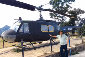 Tác giả trong một lần thăm lại Di tích lịch sử sân bay Tà Cơn tại Khe Sanh, Quảng Trị