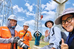 Những chuyến đi thực tế giúp người làm báo được chứng kiến, chia sẻ áp lực và niềm vui trên công trường, thấu hiểu thách thức, khó khăn của chủ đầu tư, nhà thầu, người lao động… Ảnh: Gia Khoa