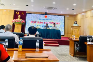Bà Mai Thu Hiền - Phó Vụ trưởng Vụ Kế hoạch, Tài chính và Quản lý doanh nghiệp thuộc Bộ Công Thương phát biểu tại họp báo