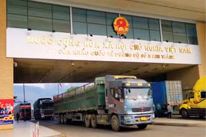 Quy định mới hướng tới việc cắt giảm thủ tục, thúc đẩy hoạt động xuất khẩu, nhập khẩu hàng hóa qua khu vực cửa khẩu biên giới Việt Nam - Trung Quốc. Ảnh: Phương Nhi