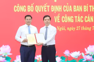 Thứ trưởng Bộ Tài chính Nguyễn Đức Tâm (trái) nhận quyết định từ Phó trưởng Ban Tổ chức Trung ương Trịnh Mạnh Linh. Ảnh: Ngọc Đức/Báo Quảng Ngãi