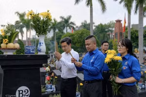 Đồng chí Vũ Ngọc Quang - Phó Trưởng ban Tuyên giáo và Dân vận Đảng ủy Bộ Tài chính; đồng chí Lê Đôn - Ủy viên Ban Chấp hành Đảng bộ, Bí thư Đoàn Thanh niên Bộ Tài chính và đồng chí Nguyễn Thị Mai - Phó Bí thư Đoàn Thanh niên Bộ Tài chính dâng hương tưởng niệm các Anh hùng Liệt sĩ. Ảnh: Phương Linh