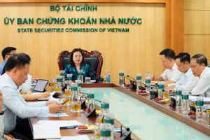 Chủ tịch Ủy ban Chứng khoán Nhà nước Vũ Thị Chân Phương phát biểu tại Hội nghị