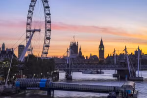 Kinh tế Anh tăng trưởng vượt kỳ vọng