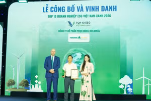 Phó Tổng giám đốc Lã Đức Thọ đại diện Phục Hưng Holdings lên nhận giải