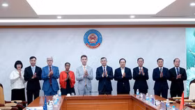Bộ trưởng Ngô Văn Tuấn và Ngài Julien Guerrier cùng các đại biểu tham dự buổi làm việc