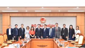 Đại diện hai bên chụp ảnh lưu niệm sau buổi làm việc