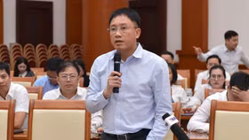 Ông Mai Sơn, Phó Cục trưởng Cục Thuế (Bộ Tài chính) trả lời câu hỏi về thuế khoán tại cuộc họp báo