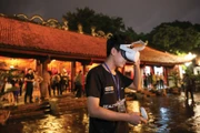 Khách tham quan trải nghiệm không gian văn hóa tại Văn Miếu - Quốc Tử Giám với sự hỗ trợ của công nghệ số. Ảnh: Minh Sơn